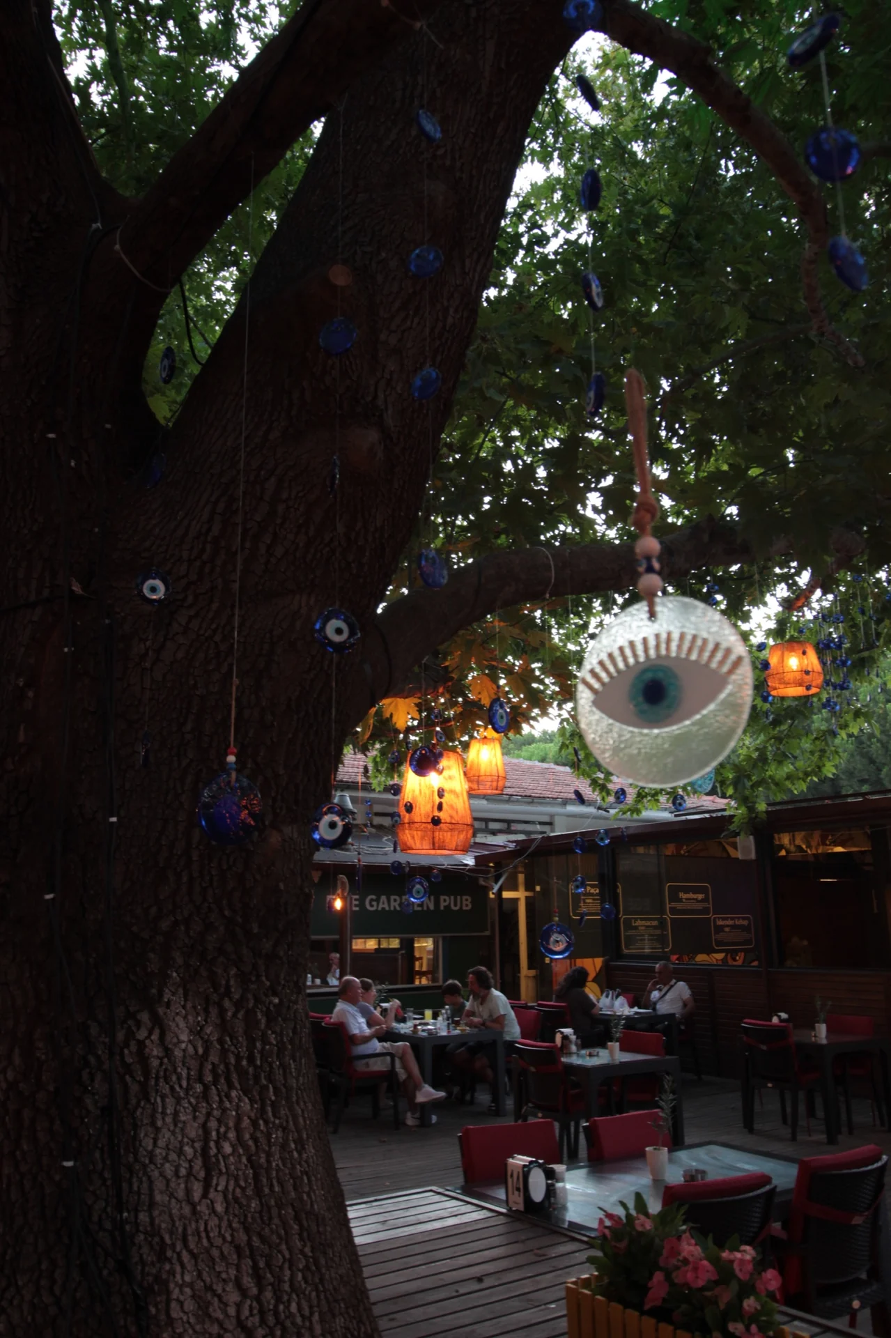 Ege Restaurant sıcak ışıklarla aydınlanan akşam bahçesi