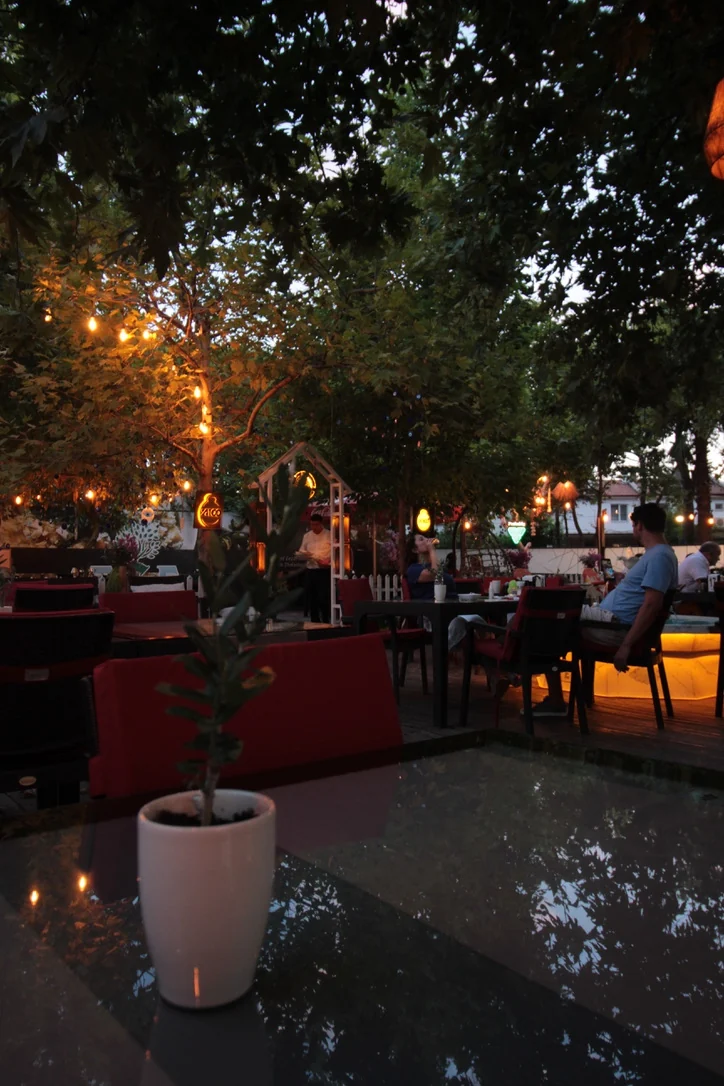 Ege Restaurant gece bahçesi ve sıcak aydınlatmaları